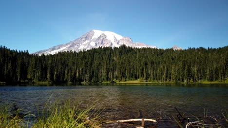 Zeitraffer-Des-Mount-Rainier-Am-Reflexionssee-Mit-Wasserwellen,-Die-Sich-über-Die-Oberfläche-Bewegen