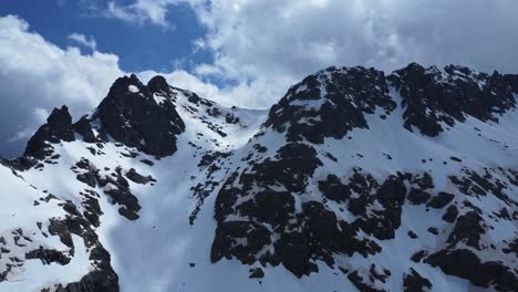 cresta de la montaña cubierta de nieve