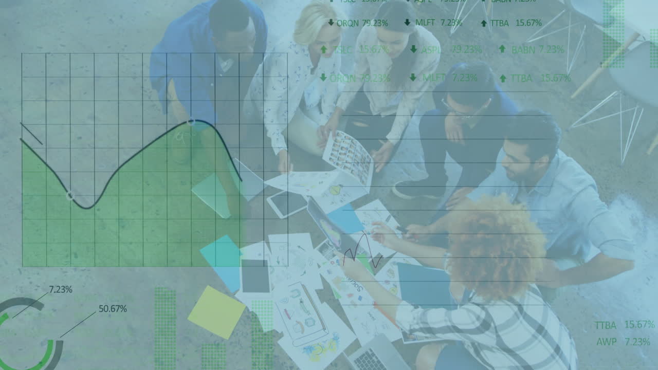 animación del procesamiento de datos financieros sobre diversas personas de negocios en la oficina