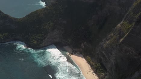 Luftaufnahme-Des-Touristischen-Hotspot-Kelingking-Beach-Auf-Nusa-Penida,-Indonesien-An-Einem-Sonnigen-Tag-Und-Mit-Kristallklarem-Wasser