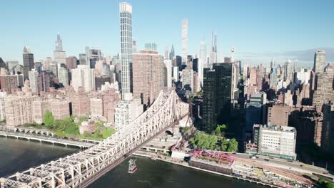 roosevelt island tramway heading into midtown manhattan, new york