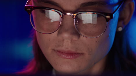 retrato en primer plano mujer de negocios joven que trabaja hasta tarde usando una tableta navegando por datos de gráficos financieros mirando la información en la pantalla usando gafas