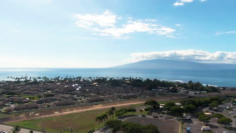 hermoso municipio de lahaina en la isla de hawai, vista aérea de un dron