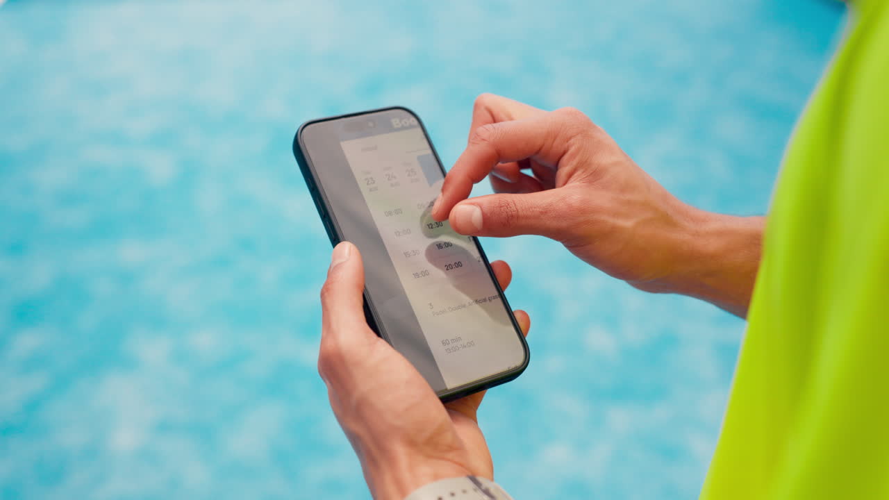 Primo piano di mani che prenotano un'attività su un'app per smartphone