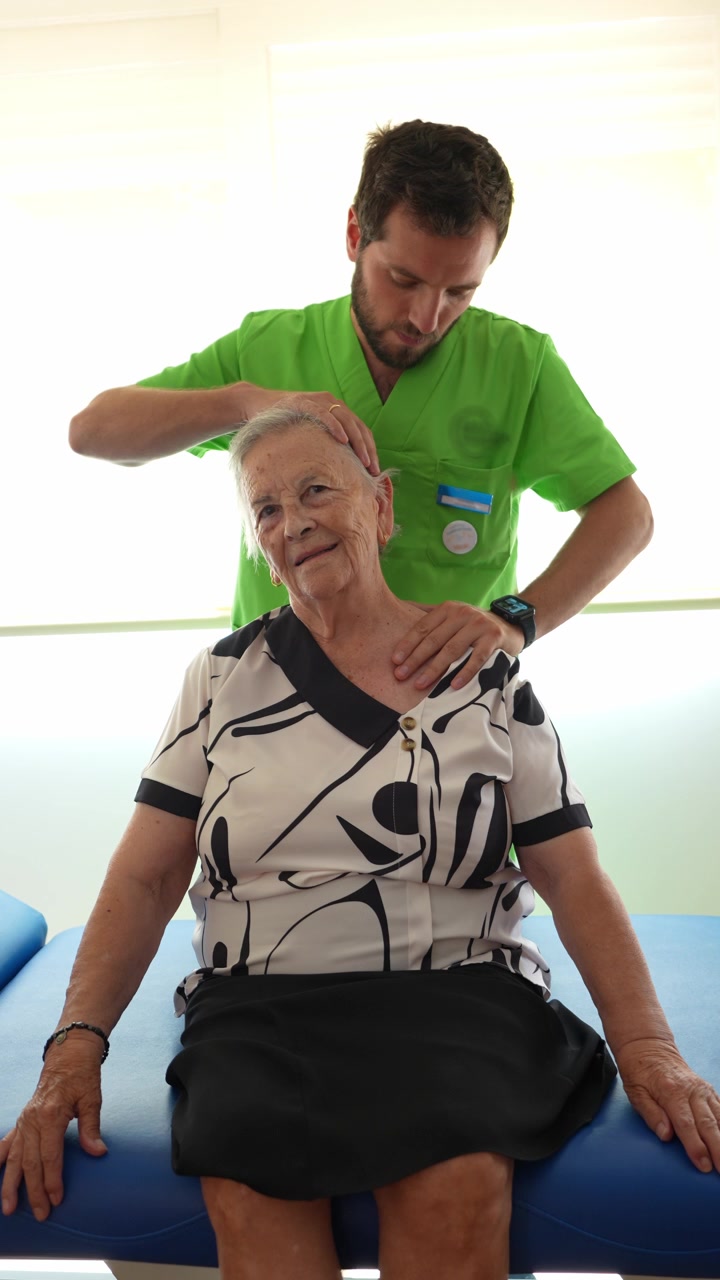 Fisioterapeuta ayuda a mujer mayor con ejercicios de cuello y hombros