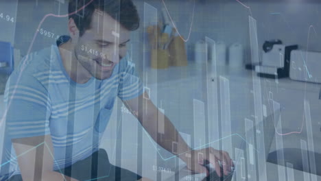 animación del procesamiento de estadísticas sobre un hombre de negocios sonriente usando una computadora portátil