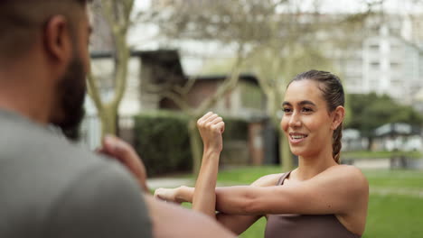 pareja de fitness, ejercicio y estiramiento al aire libre
