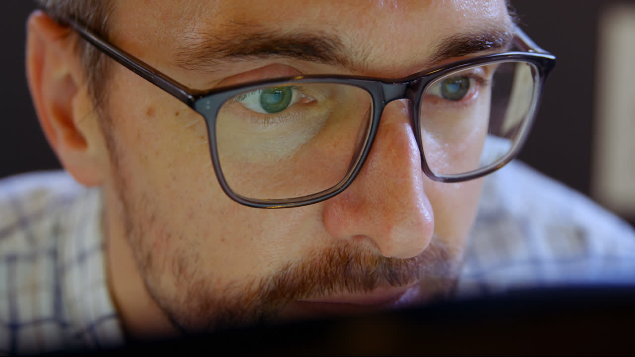 ejecutivo masculino trabajando en la computadora en el escritorio en la oficina 4k