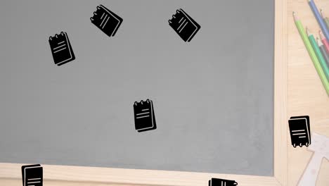 múltiples iconos de calendario que caen contra la pizarra de madera y los lápices de colores en la mesa de madera