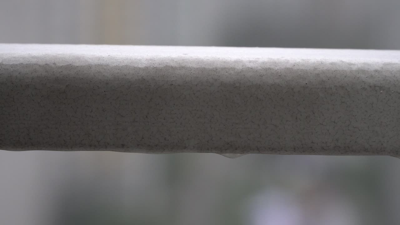 바닥에서 떨어지는 발코니 난간에 빗방울, 클로즈업, 정적 샷