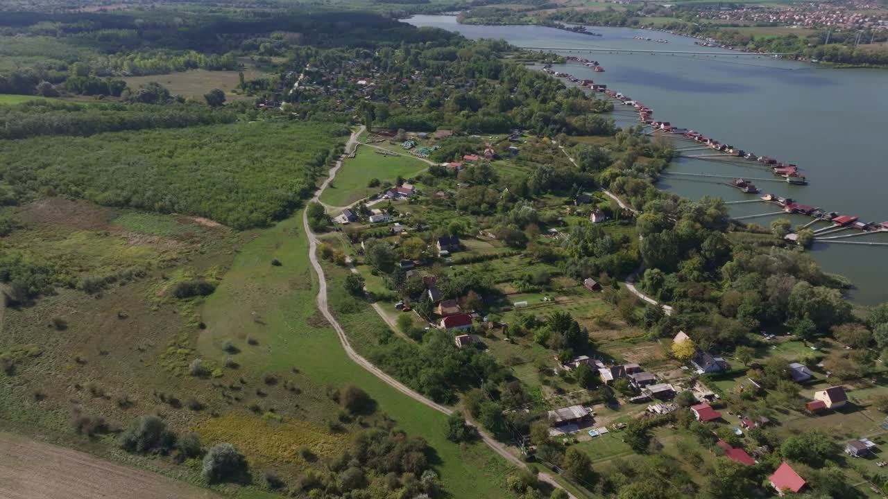 Macaristan'daki Bokodi Gölü boyunca uzanan huzurlu yüzen köy.