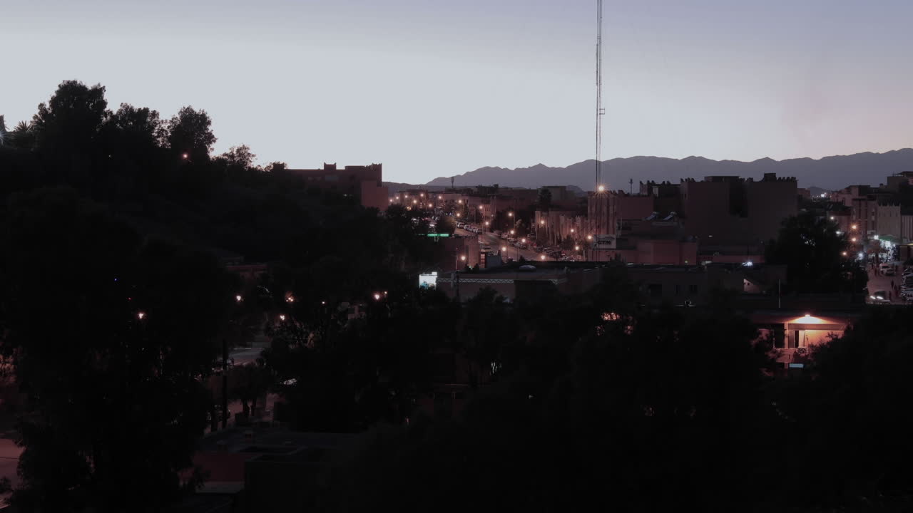 Timelapse dal Giorno alla Notte del Viale Principale di Ouarzazate