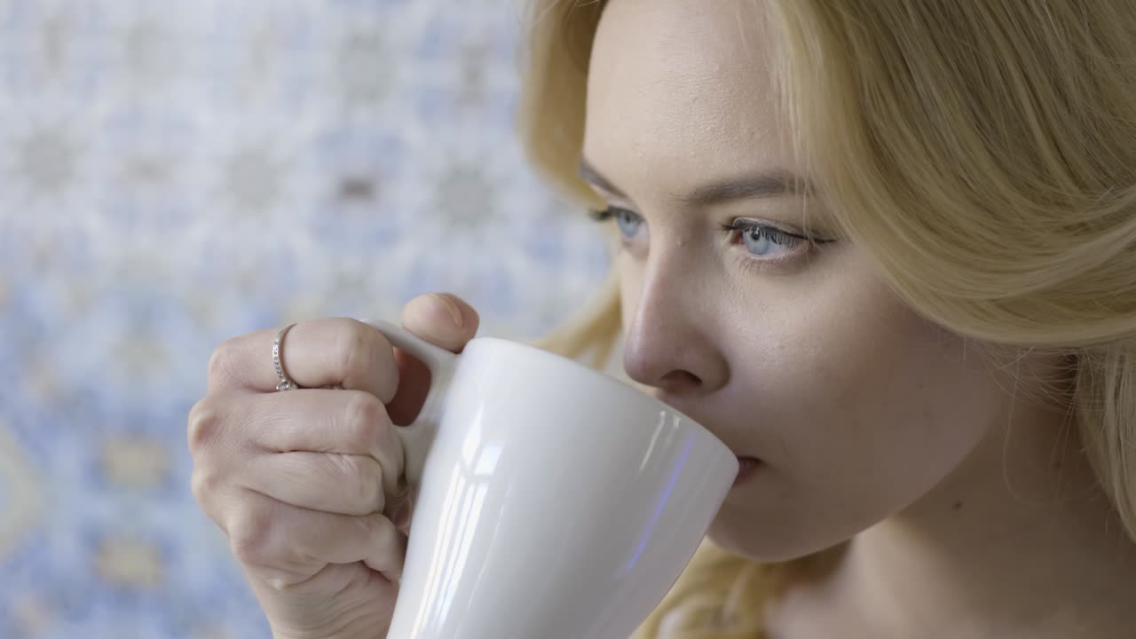 커피나 차를 마시는 여자