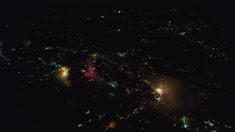 fuegos artificiales impresionantes vistas aéreas en un pequeño pueblo, día de celebración, año nuevo, independencia