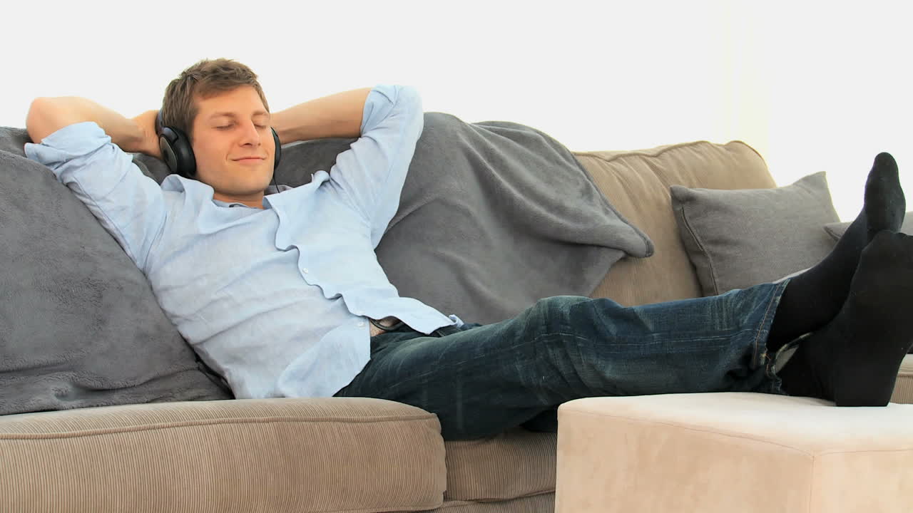 음악을 듣고 편안한 남자