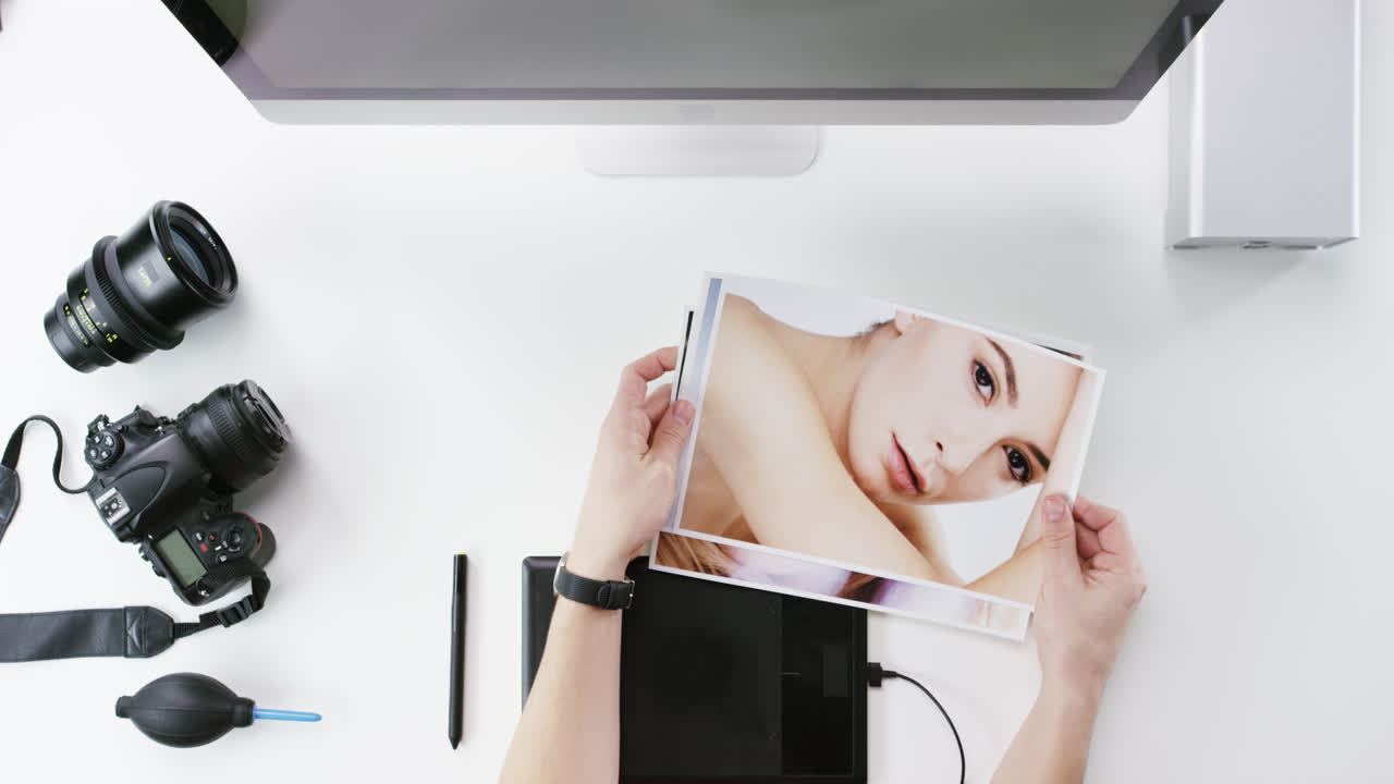 top view fotógrafo designer gráfico escolhendo imagens de beleza trabalhando na mesa de cima - dragão épico vermelho