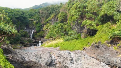 Aufnahme-Des-Kipahulu-Wasserfalls-Auf-Maui,-Hawaii,-USA