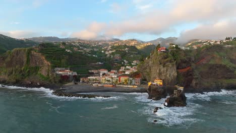 Vista-Aérea-Cinematográfica-De-La-Ciudad-De-Ponta-Do-Sol,-Madeira,-Portugal,-Al-Atardecer-Con-Tenues-Nubes.