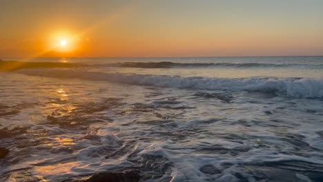 Puesta-De-Sol-Con-Océano-Azul-En-Paphos,-Chipre