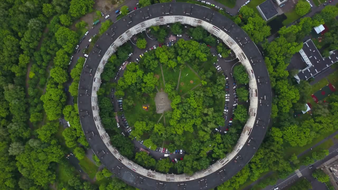 모스크바 시내 풍경: 유명한 둥근 아파트 빌딩 공중 파노라마 4k