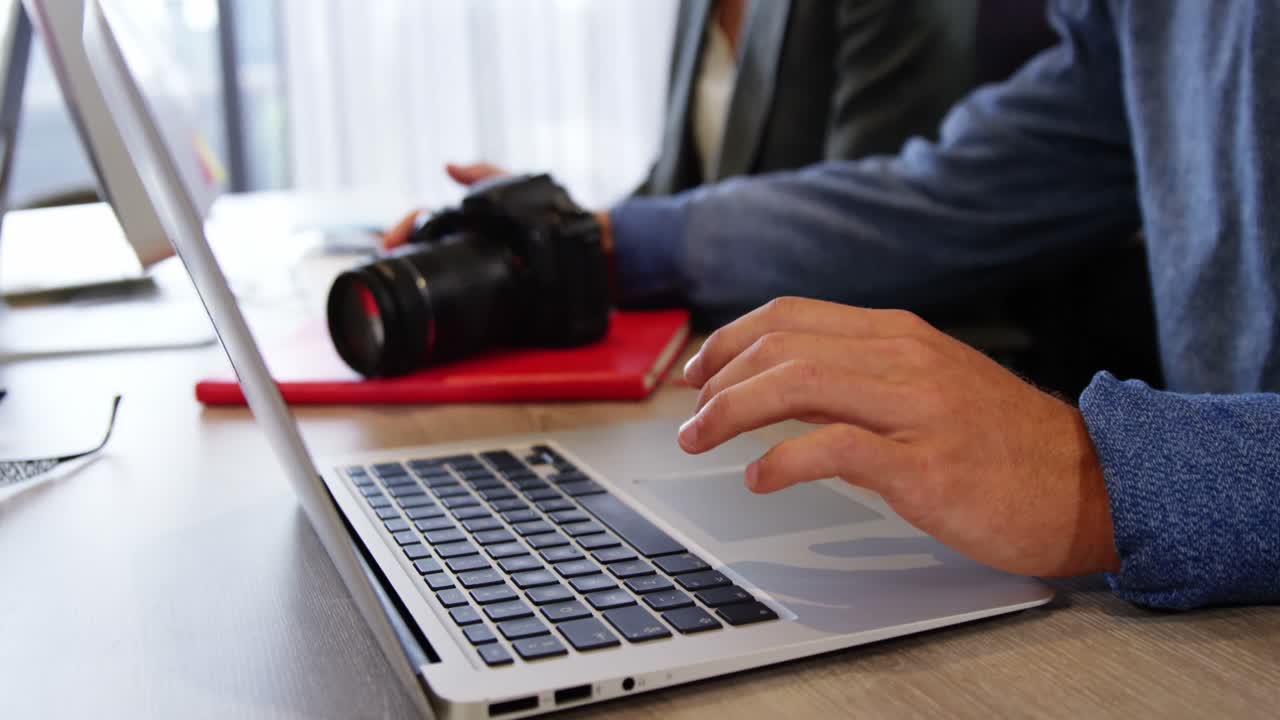 ejecutivo de negocios masculino mirando una cámara digital