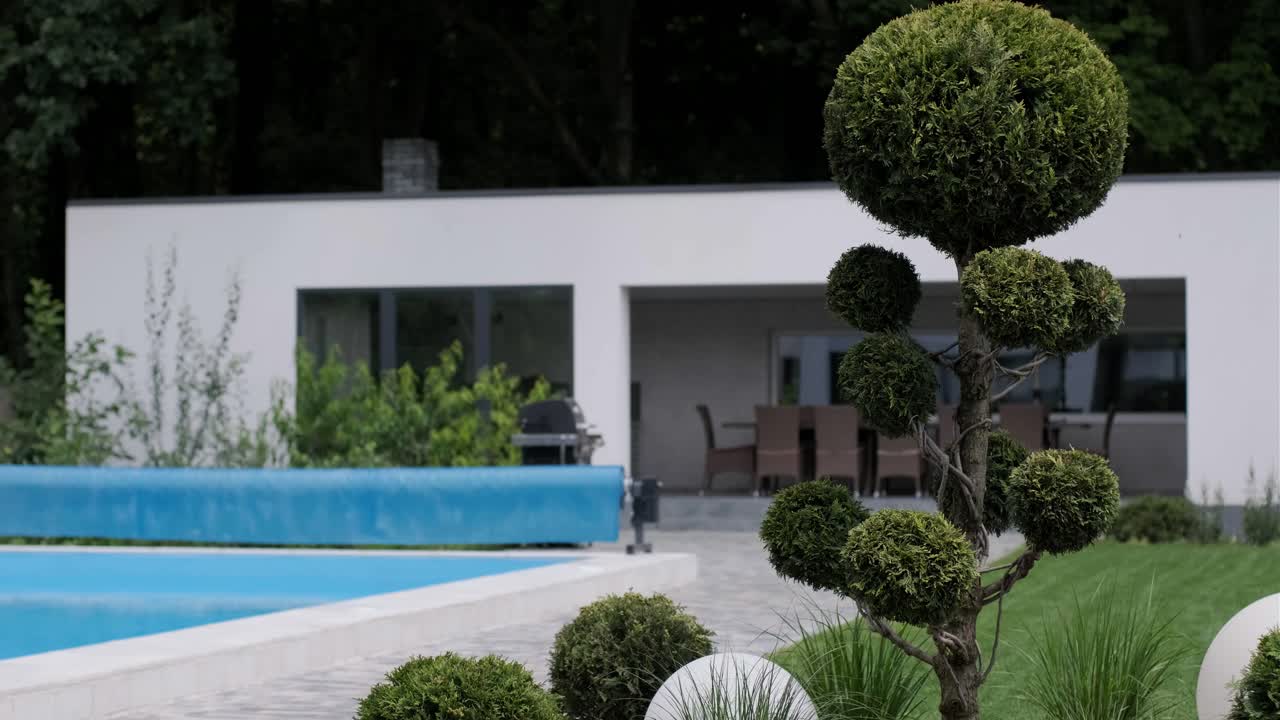 Exterior moderno de la casa. Casa con terreno propio y grandes ventanales panorámicos. Una pequeña casa suburbana de estilo moderno.