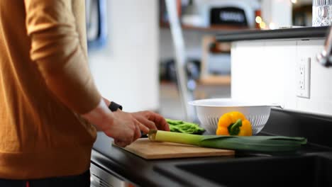 hombre haciendo rebanadas de verduras de hojas verdes 4k