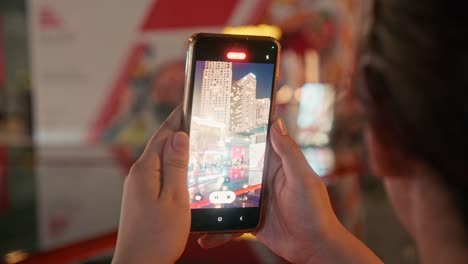 Fröhliche-Junge-Vloggerin-Hält-Ihr-Smartphone-In-Der-Hand-Und-Zeichnet-Einen-Videoblog-Auf-Dem-Mobilen-Display-Auf,-Lächelt-Millennial-Cafébesitzerin-Kaffeehausarbeiterin-Bloggerin-Mädchen-Trägt-Schürze-Und-Schießt-Vlog-Und-Schaut-In-Die-Telefonkamera