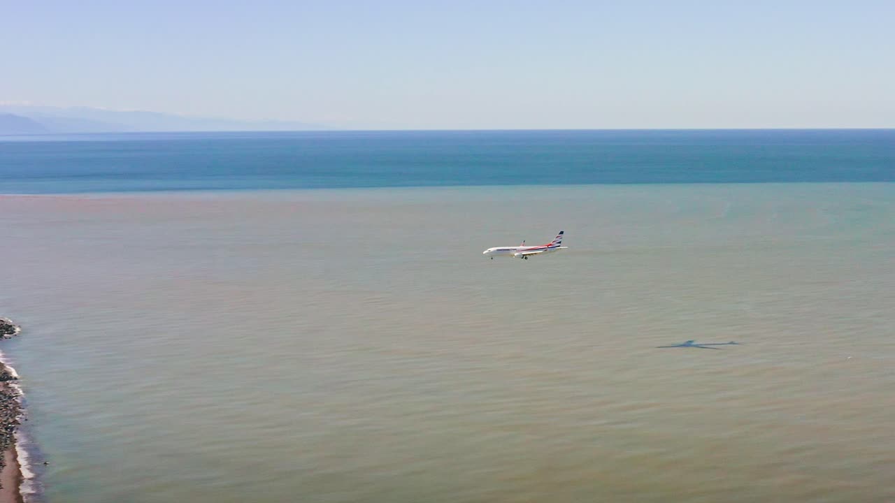 흑해 상공에 착륙한 항공기가 조지아주 바투미에 있는 국내 공항 활주로에 닿았다.