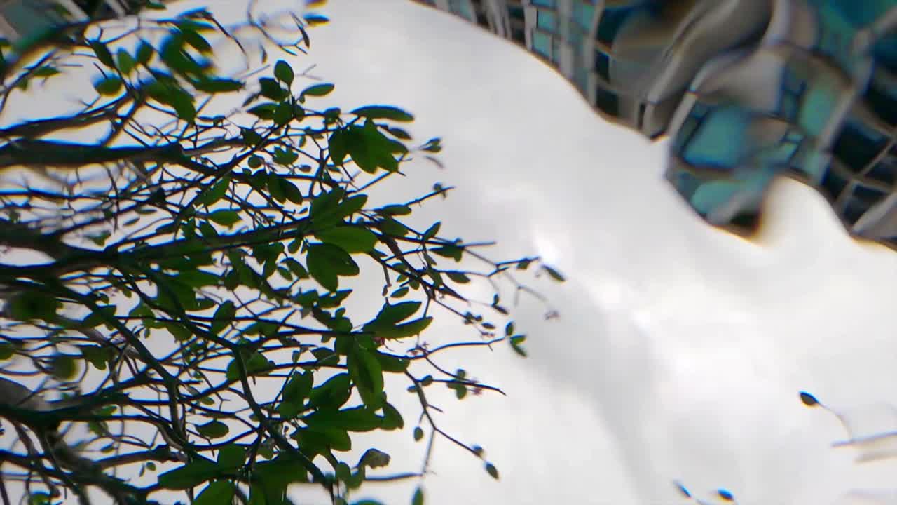 비즈니스 사무실 건물 환경에서 소용돌이 수영장에서 떠다니는 수중 공기 거품