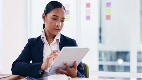 mujer de negocios, tableta y pensamiento