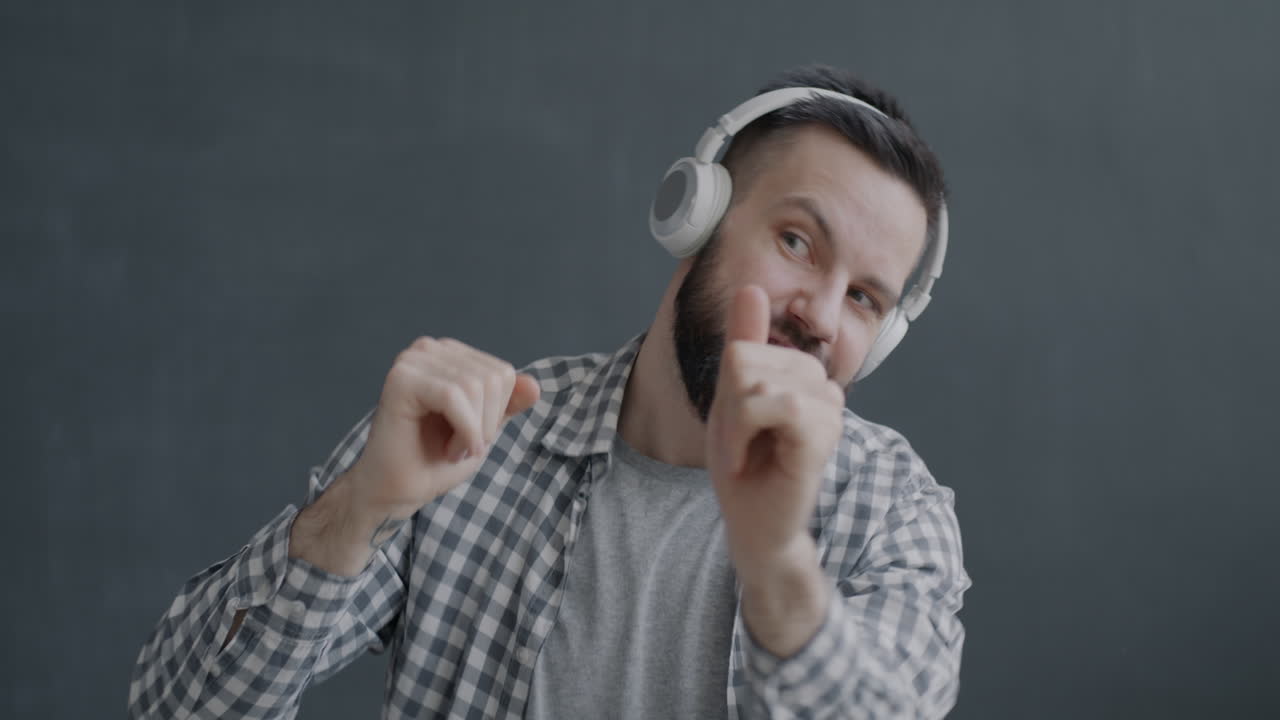 hombre bailando con auriculares
