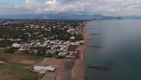 Costa-Italiana-Cerca-De-Terracina-Italia-Tiro-Inclinado-Hacia-Abajo