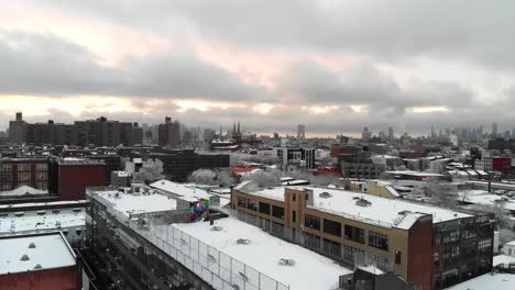 Diese-Luftaufnahme-über-Den-Dächern-Von-Brooklyn,-Nys-Ostwilliamsburg,-Erkundet-Den-Himmel-Direkt-Nach-Einem-Großen-Schneesturm