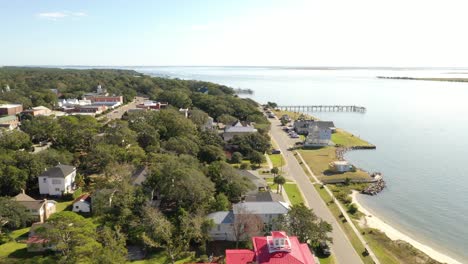 vista descendente de las casas a lo largo del paseo marítimo