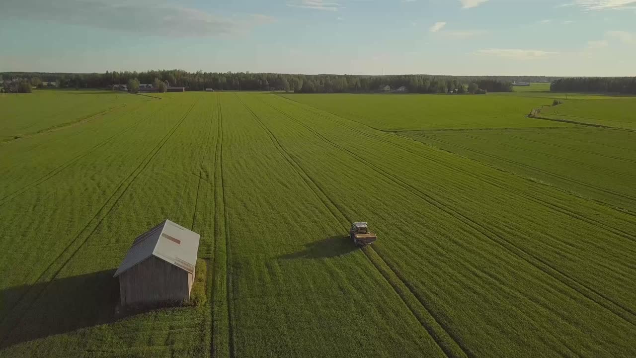 Spargere fertilizzante con trattore utilizzando sistemi automatici chiamati Yara N-sensor.