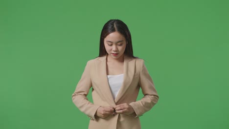 베이지 블레이저를 입은 사업가