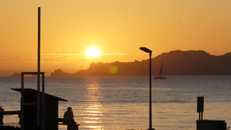 Amanecer-Sobre-Porquerolles-Vista-Desde-La-Tour-Fondue-Colores-Naranja-Barco-En-El-Mar