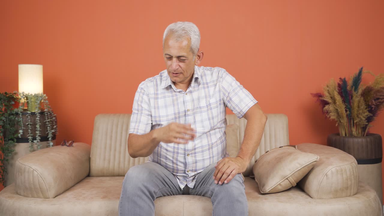 hombre mirando negativamente a la cámara.