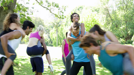 Fitte-Gruppe-Von-Freunden,-Die-Spaß-Haben-Und-Im-Park-Herumalbern