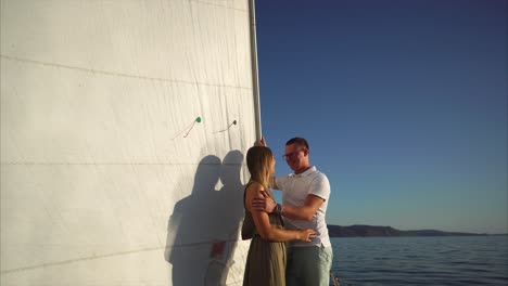 una pareja disfrutando de una navegación al atardecer