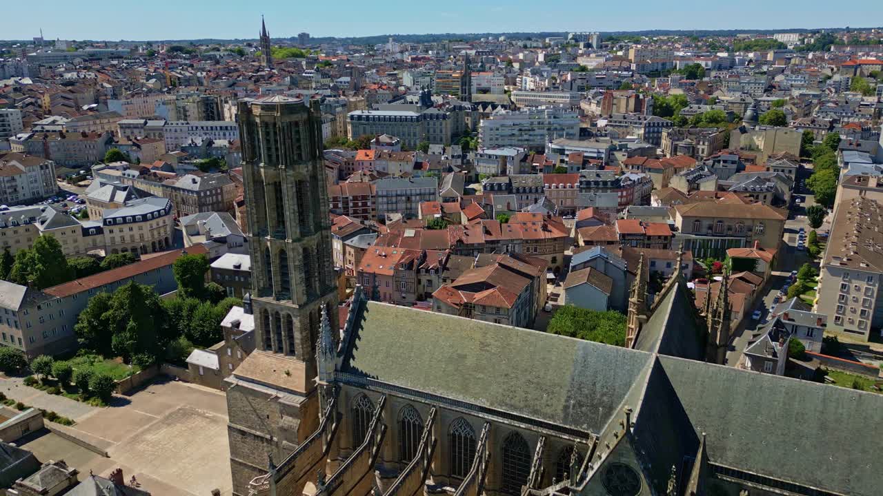 Sorvolo aereo con drone in avanti della Cattedrale di Limoges, altrimenti nota come Cathédrale Saint-Étienne de Limoges, Limoges, Haute-Vienne, Francia