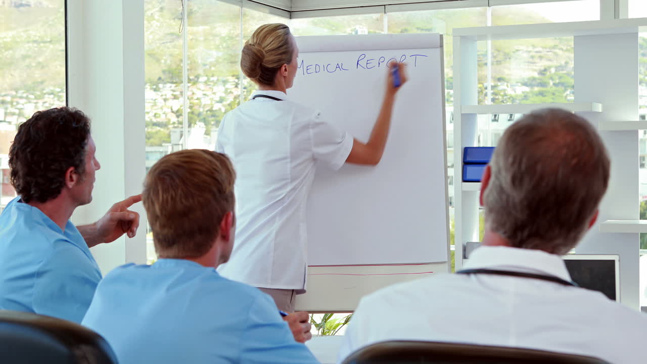 equipo médico con informe médico