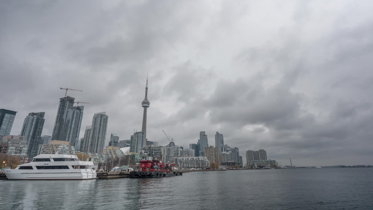 des bateaux sur le lac ontario surplombant le centre-ville de toronto, horizon, timelapse