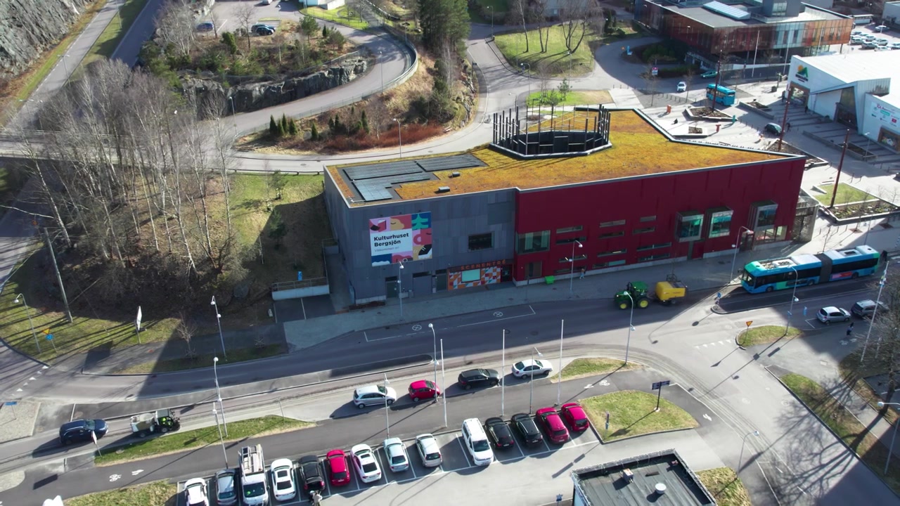 Vista aérea ascendente con dron del kulturhus multicultural de Bergsjön, mostrando la diversidad suburbana y la integración urbana en Suecia.