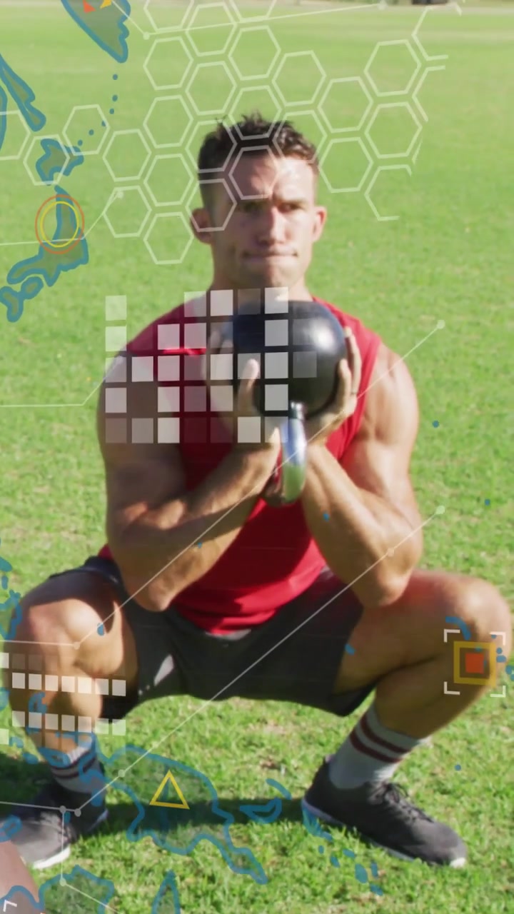 Video vertical: Hombre sosteniendo una pesa rusa haciendo sentadillas frontales, con superposición hexagonal rastreando el movimiento para fitness.