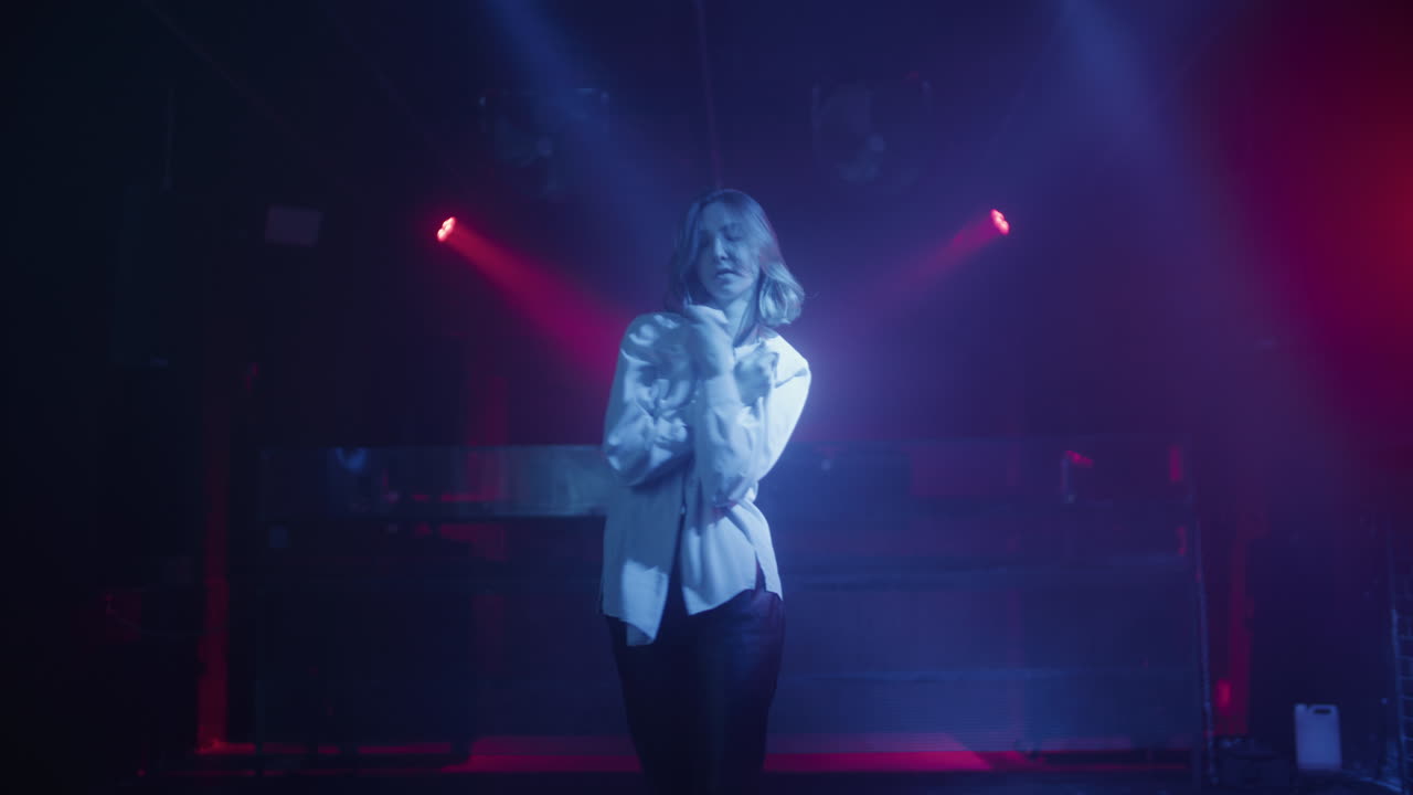 mujer bailando en un club nocturno