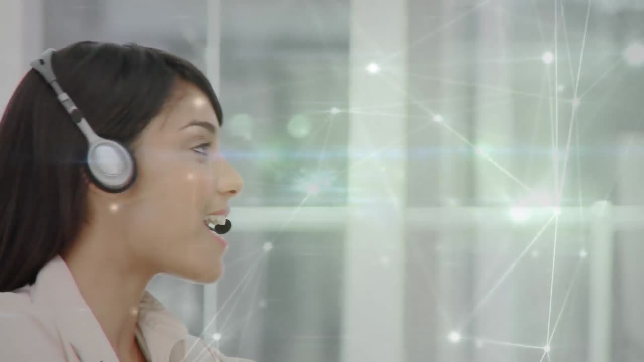 Animazione di rete di connessioni su donna d'affari con auricolare