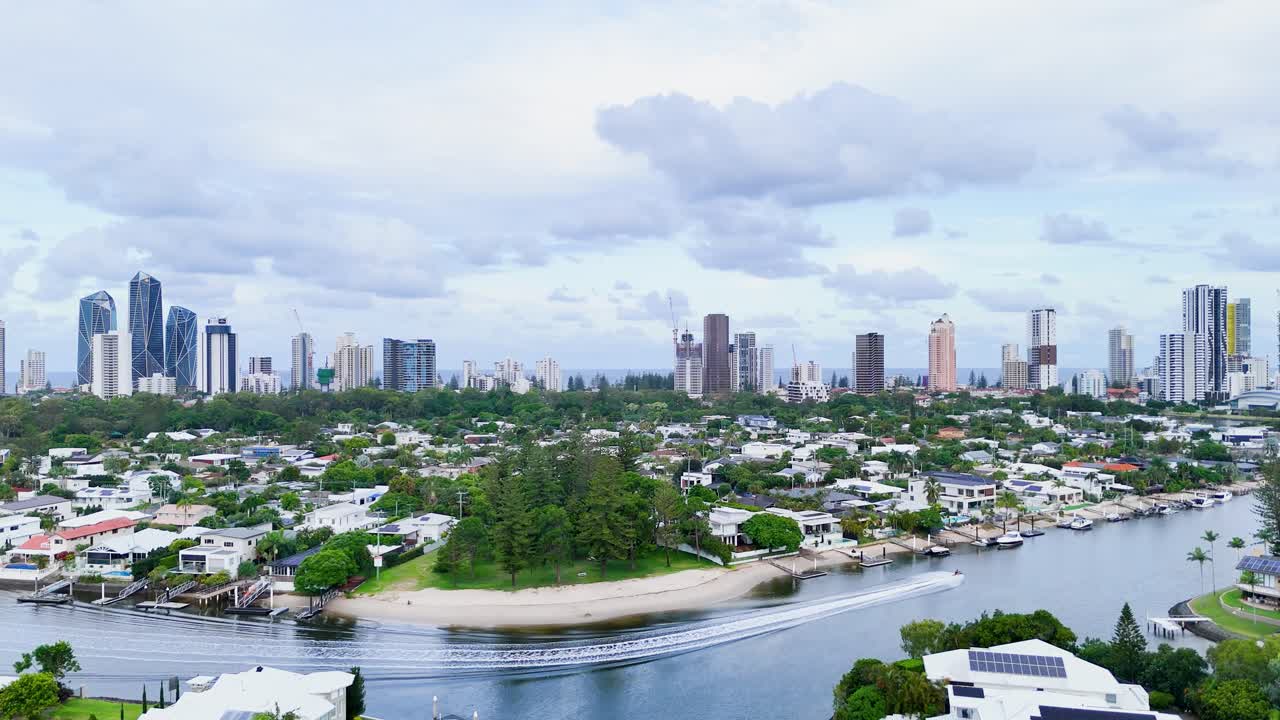 운하 와 도시 스카이 라인 의 공중 사진