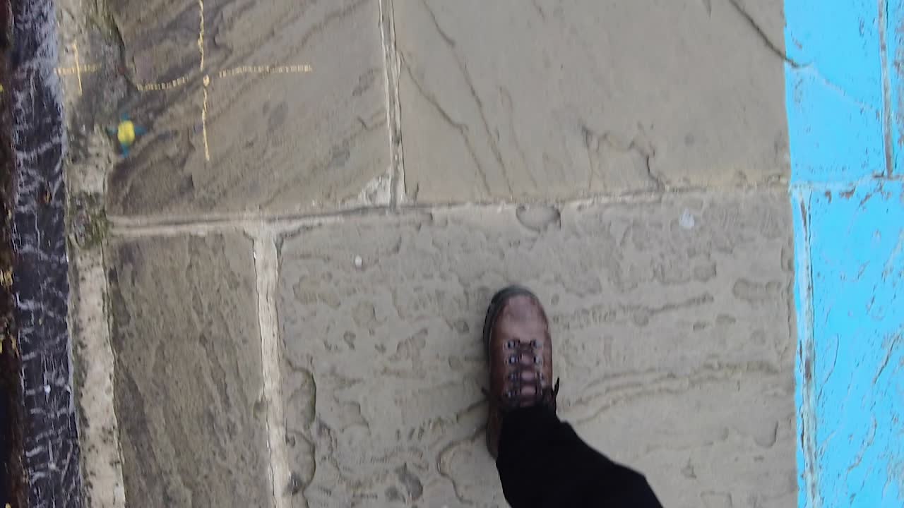 젊은 남자의 슬로우 모션 보도 pov 비디오에 걸어